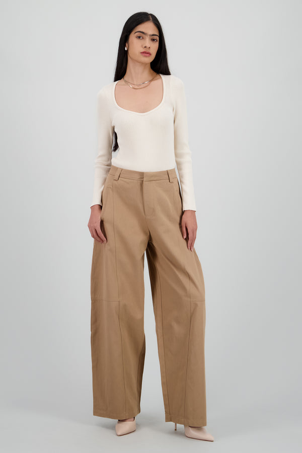 Pantalon amplio detalle pinza