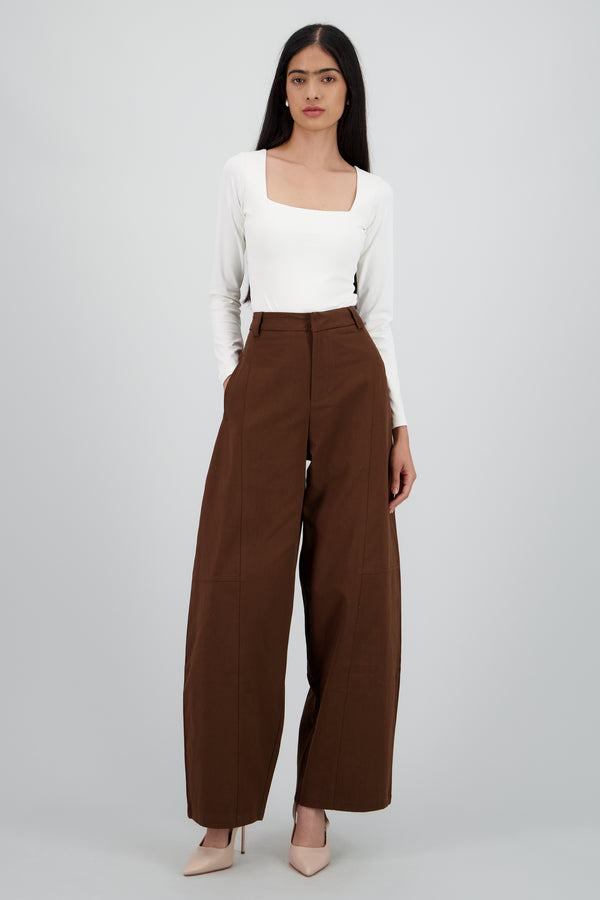 Pantalon amplio detalle pinza